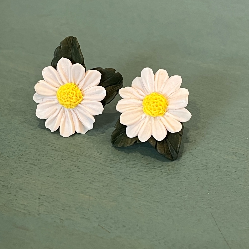 Charming Daisy Flower Post Earrings